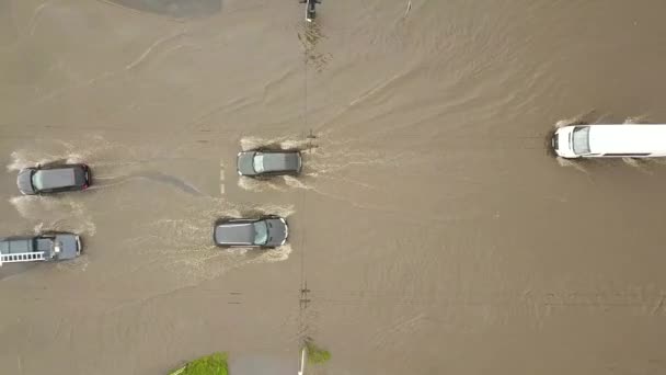 雨水で浸水した道路を走行する交通車の空中ビュー — ストック動画