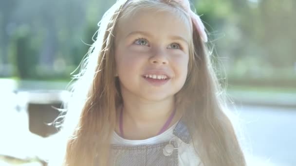 Porträt Eines Hübschen Mädchens Das Sommerpark Freien Steht Und Glücklich — Stockvideo