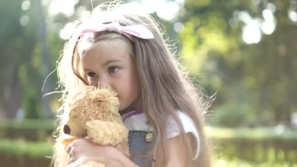 Милая Девочка Играет Своей Любимой Игрушкой Плюшевого Медведя Улице Летнем — стоковое видео