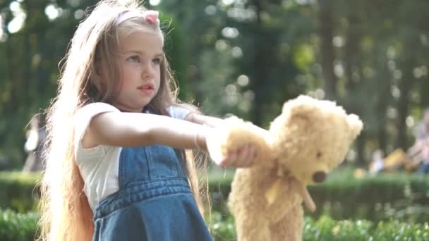 Glad Liten Förskola Flicka Leker Med Sin Favorit Nalle Leksak — Stockvideo