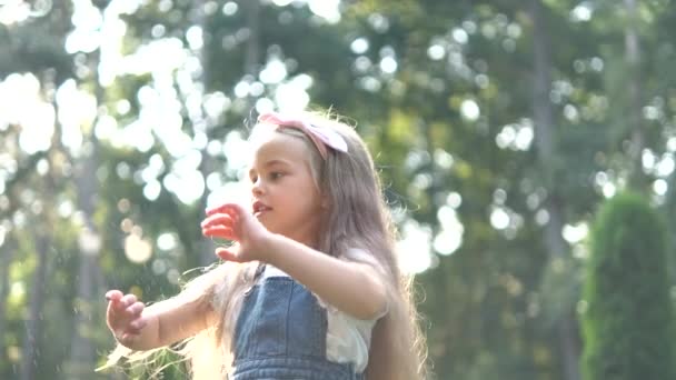Kleines Glückliches Mädchen Jagt Sommer Seifenblasen Freien — Stockvideo