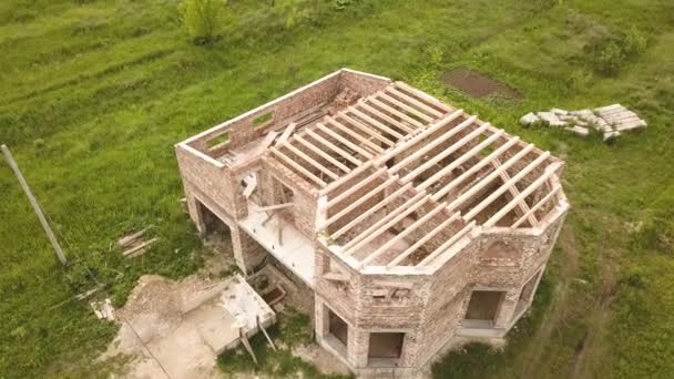Aerial view of a brick house with wooden ceiling frame under construction. — Stock Footage Aerial View Brick House Wooden Ceiling Frame Construction Stock Footage