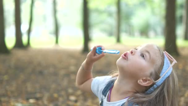 Pequena Menina Criança Feliz Soprando Bolhas Sabão Fora Parque Verde — Vídeo de Stock