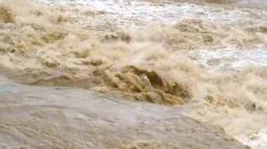 İlkbaharda sağanak yağış sırasında taşkın döneminde çamurlu nehrin kirli suları.
