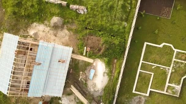 Luftaufnahme Eines Bau Befindlichen Backsteinhauses Mit Holzdachstuhl Und Fundament Für — Stockvideo