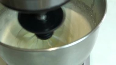 Karıştırıcı pasta için krema yapıyor..