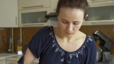 Genç kadın şef beyaz kremalı ve bisküvili tatlı kek yapıyor..