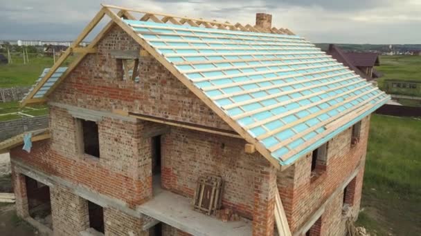 建筑中的带有木制屋架的砖房的空中景观 — 图库视频影像
