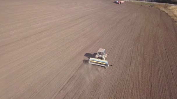 Vista Aérea Arriba Hacia Abajo Del Tractor Verde Cultivando Tierra — Vídeos de Stock