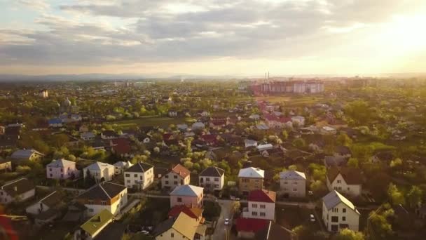 Luchtfoto Van Landelijk Gebied Stad Met Residentiële Huizen Bij Zonsondergang — Stockvideo