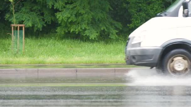 Voitures Conduisant Rapidement Laissant Pulvérisation Éclaboussures Sur Route Inondée Avec — Video