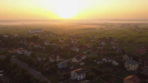 Letecký Pohled Venkovskou Rezidenční Oblast Soukromými Domy Mezi Zelenými Poli — Stock video