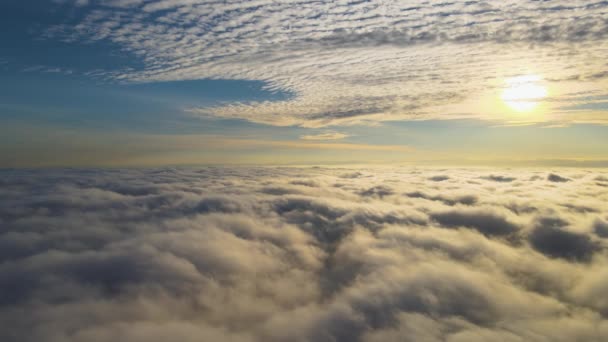 Légi Kilátás Világos Sárga Naplemente Felett Fehér Sűrű Felhők Kék — Stock videók
