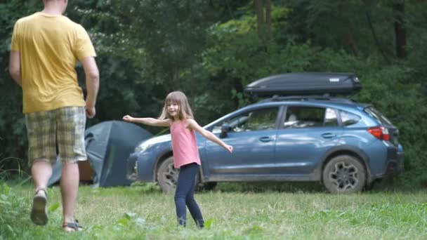 Jonge Vader Zijn Dochter Hebben Plezier Buiten Camping Zomer — Stockvideo