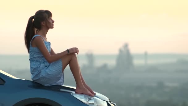 Счастливая Молодая Женщина Водитель Синем Платье Опираясь Свой Капот Автомобиля — стоковое видео