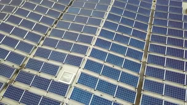 Sanayi Binasının Çatısına Monte Edilmiş Mavi Fotovoltaik Panelleri Olan Güneş — Stok video