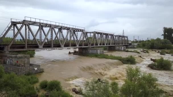 春雨期间 铁路铁桥在泥泞的河流上被洪水淹没 — 图库视频影像