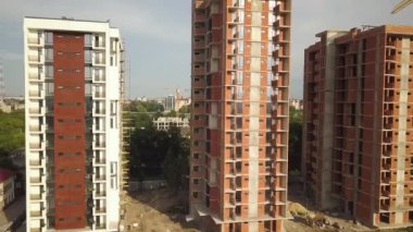 İnşaat halindeki uzun apartmanların havadan görünüşü. Gayrimenkul geliştirme.