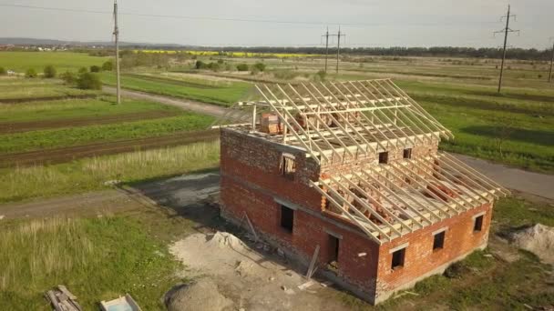 Luftaufnahme Eines Unfertigen Backsteinhauses Mit Bau Befindlicher Hölzerner Dachkonstruktion — Stockvideo