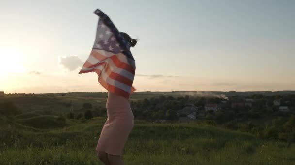 Gelukkige Vrouw Met Usa Nationale Vlag Buiten Bij Zonsondergang Positief — Stockvideo