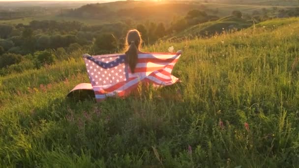 Vista Posterior Mujer Feliz Con Bandera Nacional Sentado Aire Libre — Vídeos de Stock