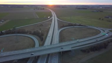 Hareket halindeki trafik arabalarıyla otoyol kavşağının havadan görüntüsü.