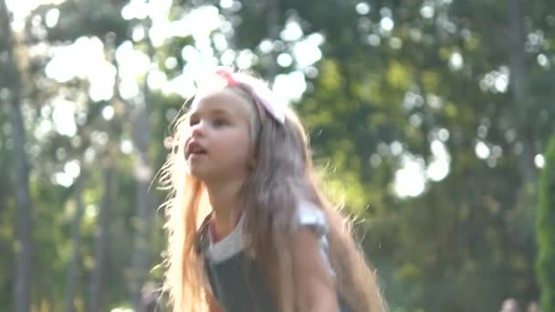 Kleines Glückliches Kindermädchen Das Sommer Draußen Seifenblasen Platzen Lässt — Stockvideo