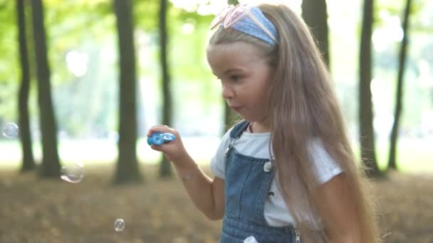 Счастливая Маленькая Девочка Пускающая Мыльные Пузыри Зеленом Парке Летние Развлечения — стоковое видео