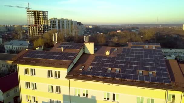 Veduta Aerea Molti Pannelli Solari Montati Sul Tetto Dell Edificio — Video Stock