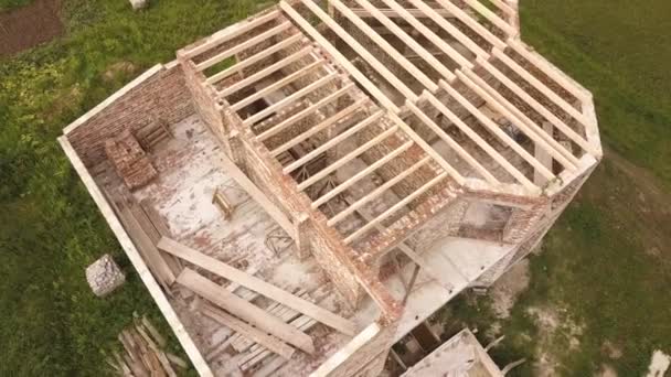 Vista Aérea Una Casa Ladrillo Con Marco Techo Madera Construcción — Vídeos de Stock