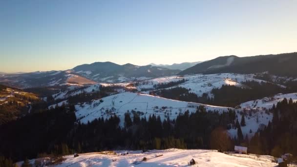 Vista Aérea Pequena Aldeia Com Casas Espalhadas Colinas Cobertas Neve — Vídeo de Stock