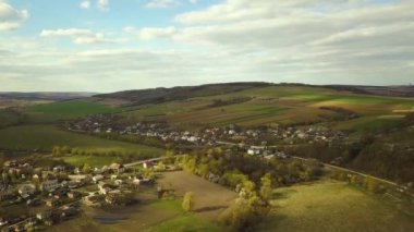 Kırsal kesimin havadan görünüşü, yazları tarlaları ve uzak ormanları olan yeşil ağaçların arasında küçük evler..