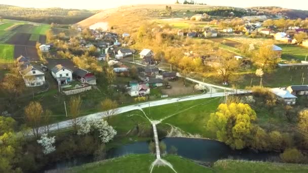 Vista Aérea Del Pueblo Rural Con Pequeñas Casas Entre Árboles — Vídeos de Stock