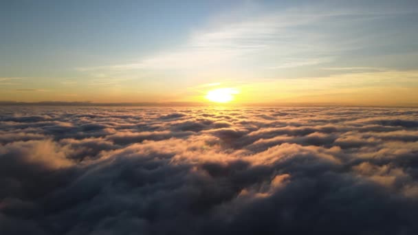 Luftaufnahme Eines Leuchtend Gelben Sonnenuntergangs Über Weißen Dichten Wolken Mit — Stockvideo