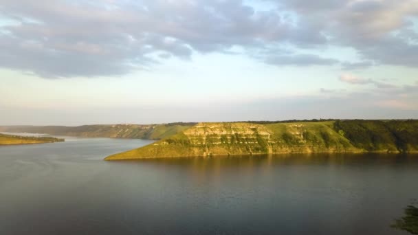 Luchtfoto Van Brede Rivier Dnister Afgelegen Rotsachtige Heuvels Bakota Gebied — Stockvideo