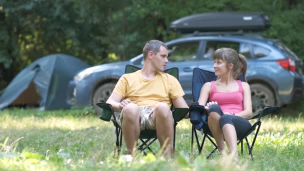Couple Amoureux Assis Près Camping Été Étreignant Ensemble — Video