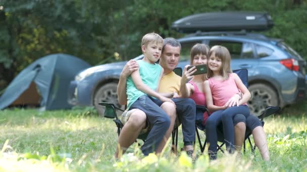 Joyeux Famille Assis Ensemble Camping Prenant Selfie Avec Téléphone Mobile — Video