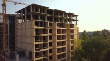 İnşaat halindeki yüksek apartmanın havadan görüntüsü. Gayrimenkul geliştirme.