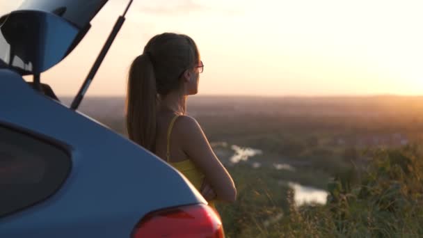 Jovem Mulher Vestido Verão Perto Seu Carro Desfrutando Vista Pôr — Vídeo de Stock