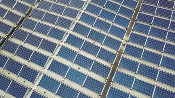 Letecký Pohled Solární Elektrárnu Modrými Fotovoltaickými Panely Namontovanými Střeše Průmyslové — Stock video