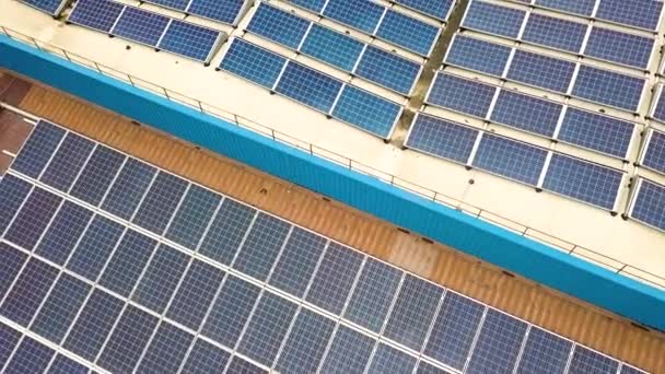 Widok Lotu Ptaka Elektrownię Słoneczną Niebieskimi Panelami Fotowoltaicznymi Zamontowanymi Dachu — Wideo stockowe