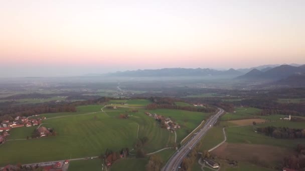 Flygfoto Över Motorväg Interstate Väg Med Snabbrörlig Trafik Europa — Stockvideo