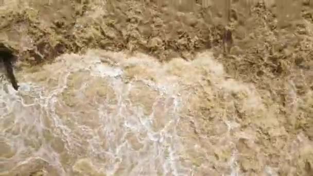 春の大雨の際の洪水期に泥だらけの水と広い汚れた川の空中ビュー — ストック動画