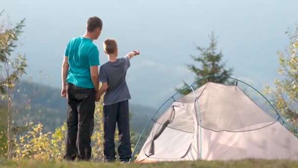 Jeune Père Avec Son Fils Enfant Reposant Ensemble Près Une — Video