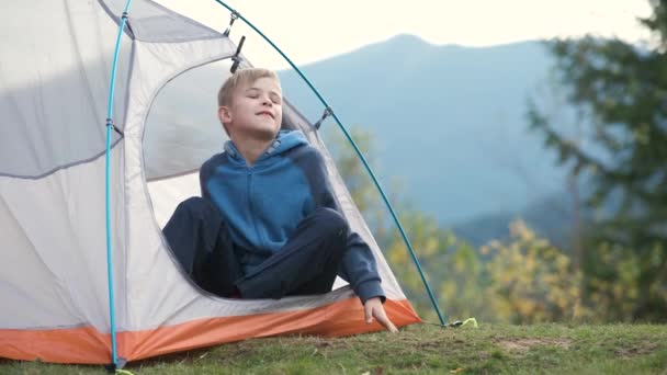 Randonneur Enfant Garçon Étirement Dans Une Tente Touristique Camping Montagne — Video