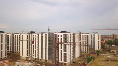 İnşaat halindeki yüksek apartmanlı şehir yerleşim alanının havadan görüntüsü.