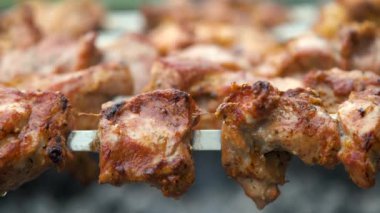 Shashlik ya da şiş kebap ızgaranın üstünde ızgara kömür hazırlıyor. Metal şiş üzerinde ızgara domuz eti..