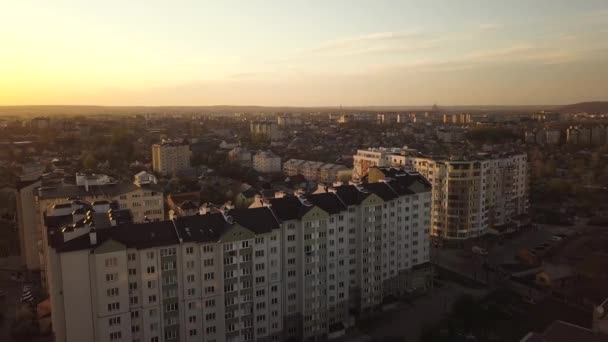 Vue Aérienne Bâtiments Résidentiels Dans Une Ville Coucher Soleil — Video