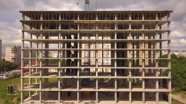 Widok Lotu Ptaka Dzielnicę Mieszkalną Miasta Wysokim Monolitycznym Apartamentowcem Budowie — Wideo stockowe