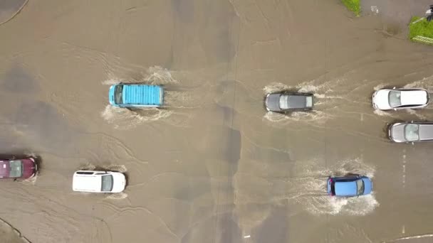 雨水で浸水した道路を走行する交通車の空中ビュー — ストック動画